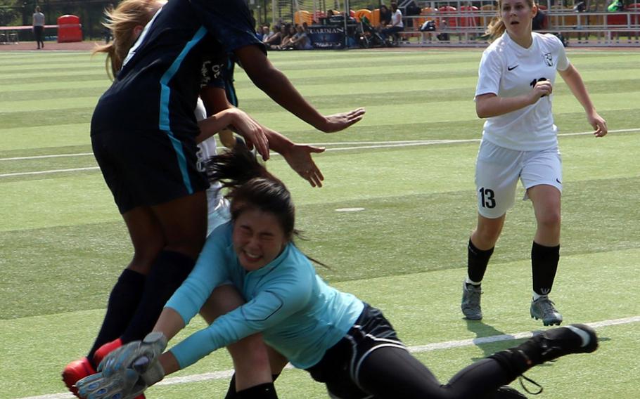 Seoul American's Natalie Cargill heads the ball as Seoul Foreign goalkeeper Sarah Ha collides with her during the Korea Blue girls tournament semifinal on Friday, April 29, 2016. Seoul American dethroned the four-time defending champion Crusaders 1-0.

