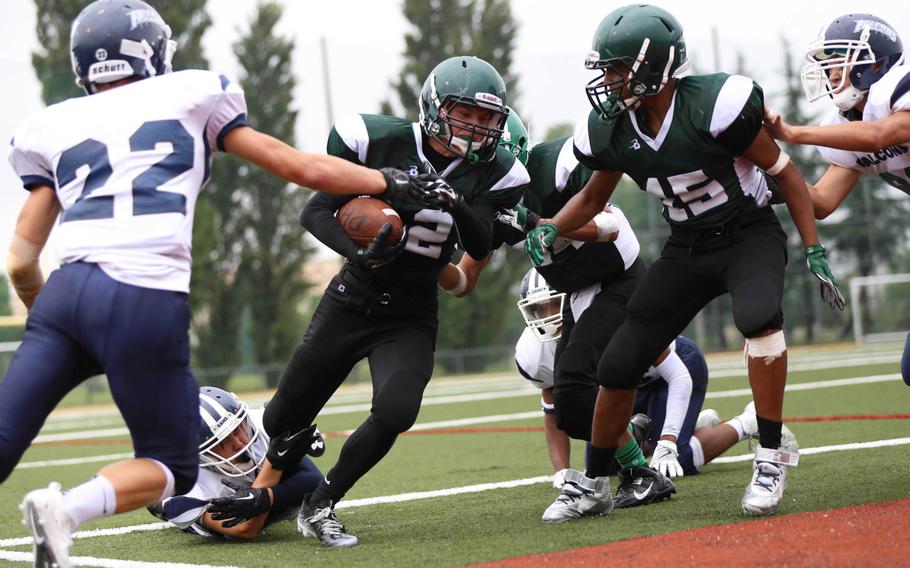 Daegu's Brandon Thap looks for running room between teammate Javeon Bell and Seoul American's Devin Rix.