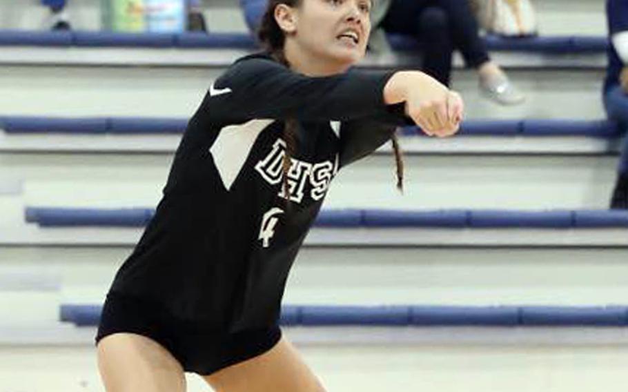 Daegu's Jasmine Litton digs the ball against Yongsan during Saturday's Korea Blue Divison girls volleyball match. The Guardians beat the Warriors in straight sets.
