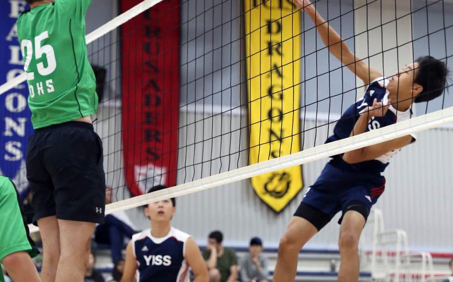 Daegu's Brannin Jackson tries to block a spike attempt by Yongsan's David Kim. The Guardians beat the Warriors in straight sets.