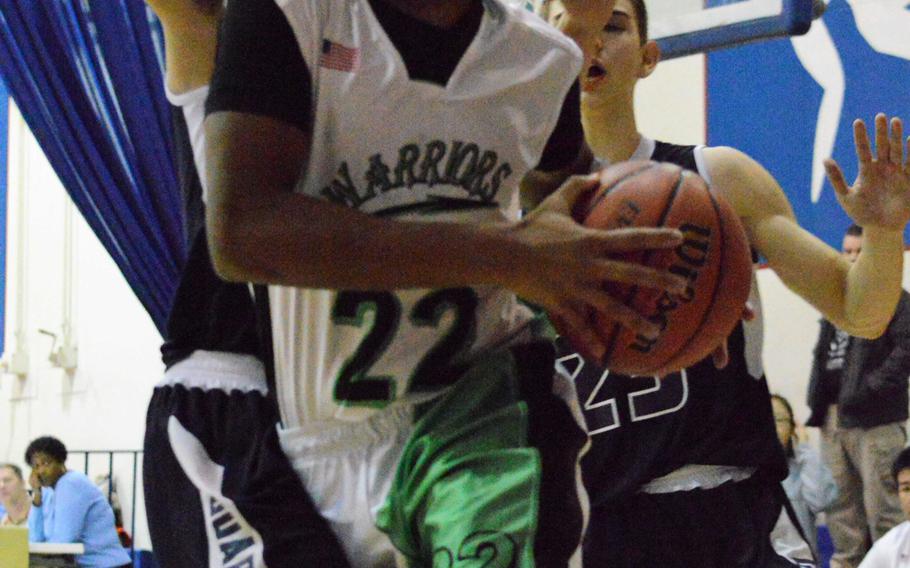 Daegu's Bishop Fields tries to drive past Yongsan's Taeho Kim and Corban Remsburg during Friday's Korea boys basketball game, won by the host Warriors 49-40.