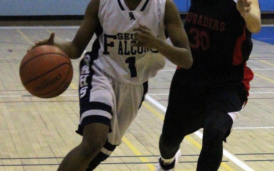 Seoul American guard Alyse Neal dribbles past Seoul Foreign's Tabatha Kim during Saturday's final of the Korea Blue girls basketball tournament. The host Falcons won 38-25.