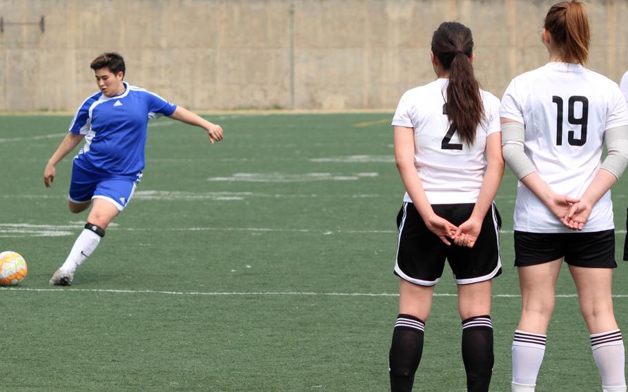 Seoul American's Fran Vido readies a free kick against the Daegu defense during Saturday's girls soccer match, won by the Falcons 3-0.