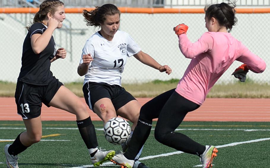 Seoul Foreign's Zoe Stanton, Osan's Elizabeth White and Crusaders goalkeeper Annabelle Davy converge on the ball during Saturday's Korea Blue Division girls soccer tournament finals. The Cougars edged the Crusaders 3-1 in a penalty-kick shootout for their second straight title.