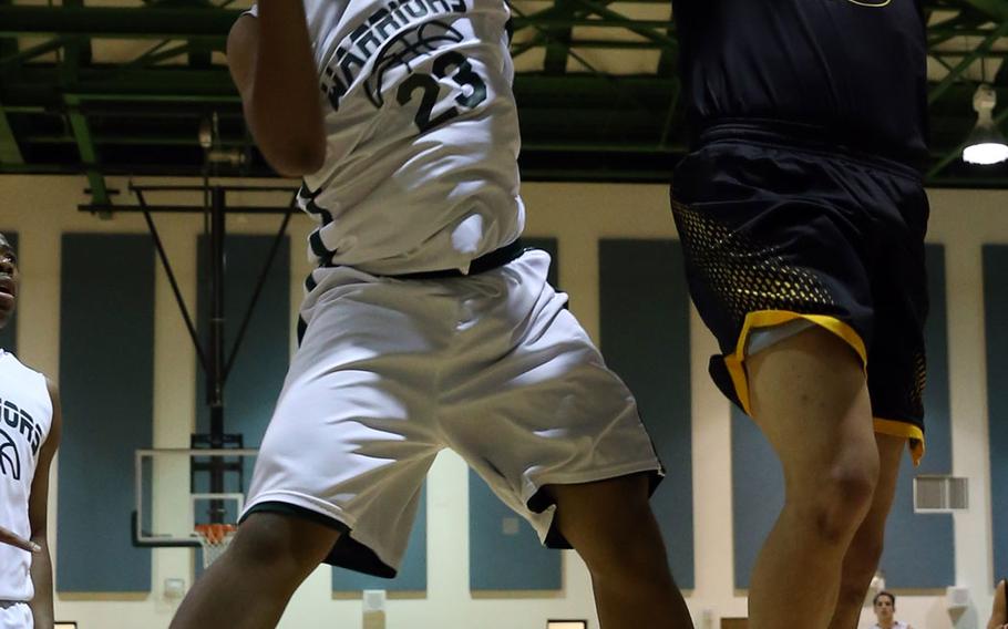 Taejon Christian International's Kim Kang-june goes up for a shot against Daegu's Sam Murphy during Wednesday's Korea Blue boys basketball game, won by the Dragons 64-60.