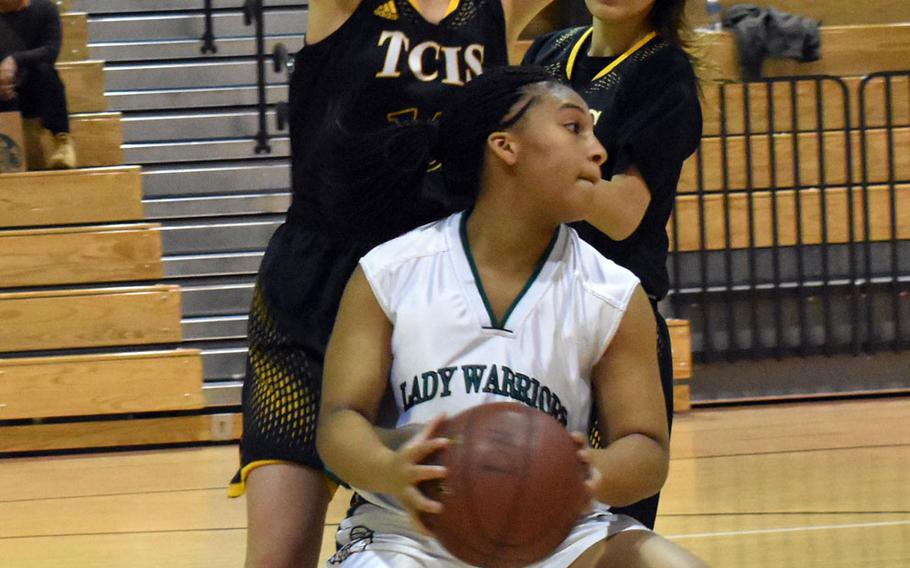 Daegu's Bethani Newbold looks to move around two Taejon Christian International defenders during Wednesday's Korea Blue girls basketball game, won by the Warriors 32-29.