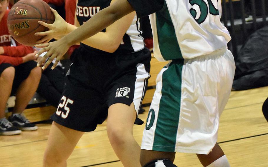 Seoul Foreign's Shiraz Ben Shoshan looks to pass against Daegu's Maya Darby during Friday's Korea girls basketball game, won by the Warriors 36-31.