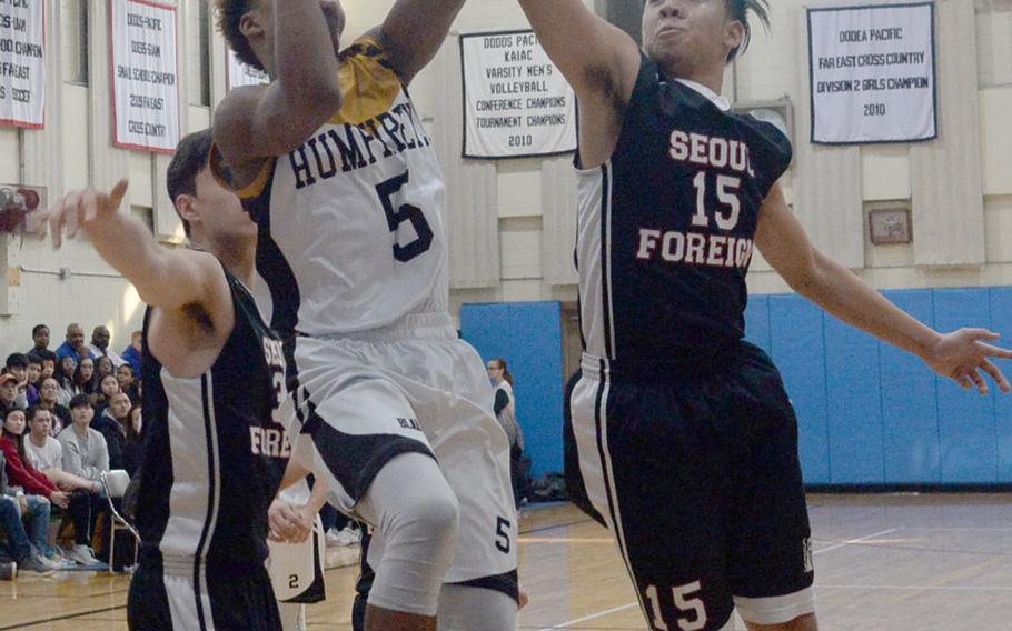 Humphreys' Sh'Voda Gregory Jr. drives and shoots against Seoul Foreign's Tawan Banyatpiyaphod during Friday's final in the Korea Blue Division boys basketball tournament. The Blackhawks routed the Crusaders 68-39.