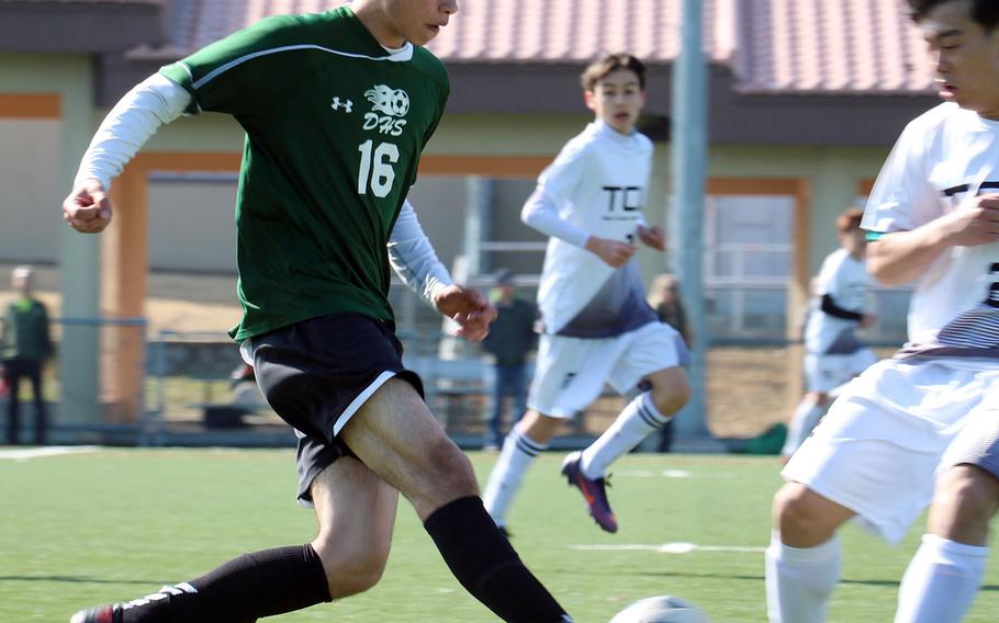 Daegu's Giovanni Garrido tries to guide the ball through the Taejon Christian defense during Saturday's Korea Blue boys soccer match, won by the Dragons 1-0 on an own goal.