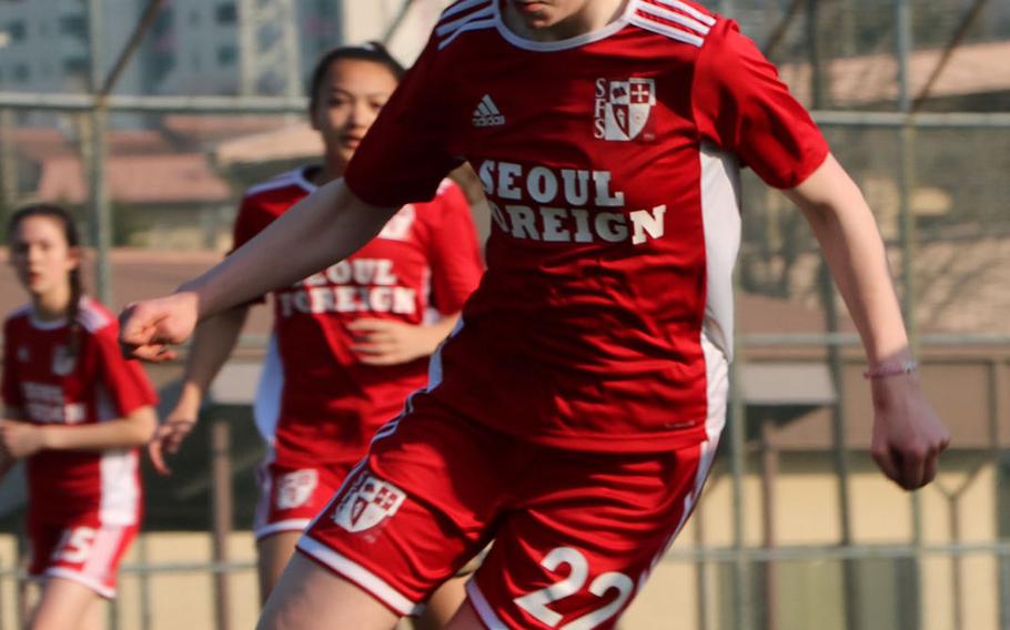 Seoul Foreign's Theodora Clare bears down on the Daegu net during Friday's Korea Blue girls soccer match, won by the Crusaders 2-0.