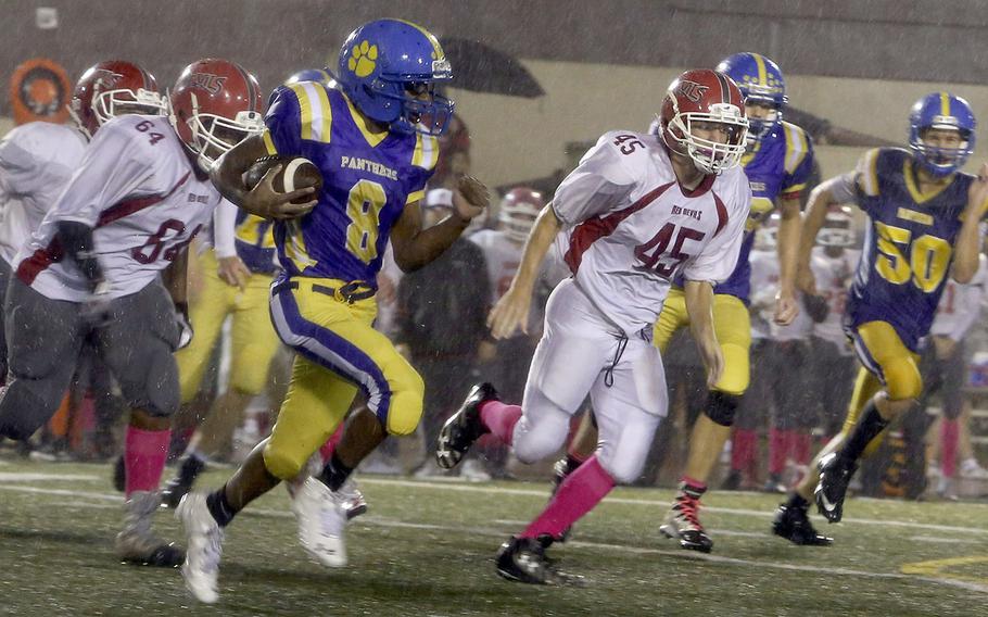 Yokota running back Tyree Thomas cuts around right end against the Nile C. Kinnick defense.