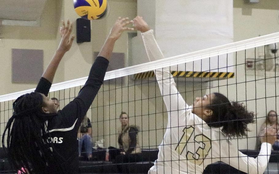Daegu's Felicia Lor and Humphreys' Ebony Dykes battle at the net for the ball during Saturday's five-set win by the Blackhawks over the Warriors.
