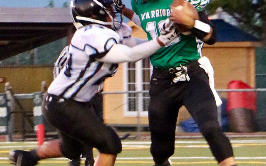 Osan's Jaden Wright tries to corral Daegu's Samuel Murphy.
