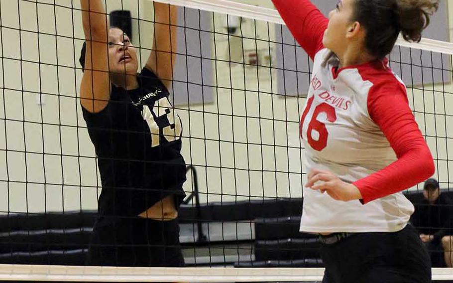 Humphreys' Ebony Dykes and Kinnick's Madelyn Gallo battle for the ball during Friday's round-robin match in the Far East girls Division I volleyball tournament. Kinnick won in three sets.