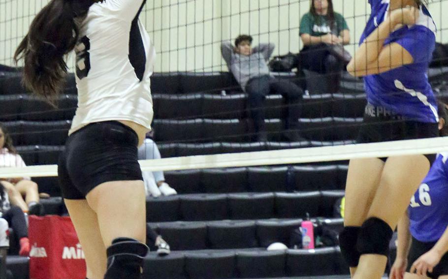 Zama's Jessica Atkinson tries to block a spike by CAJ's Annabelle Deakins.