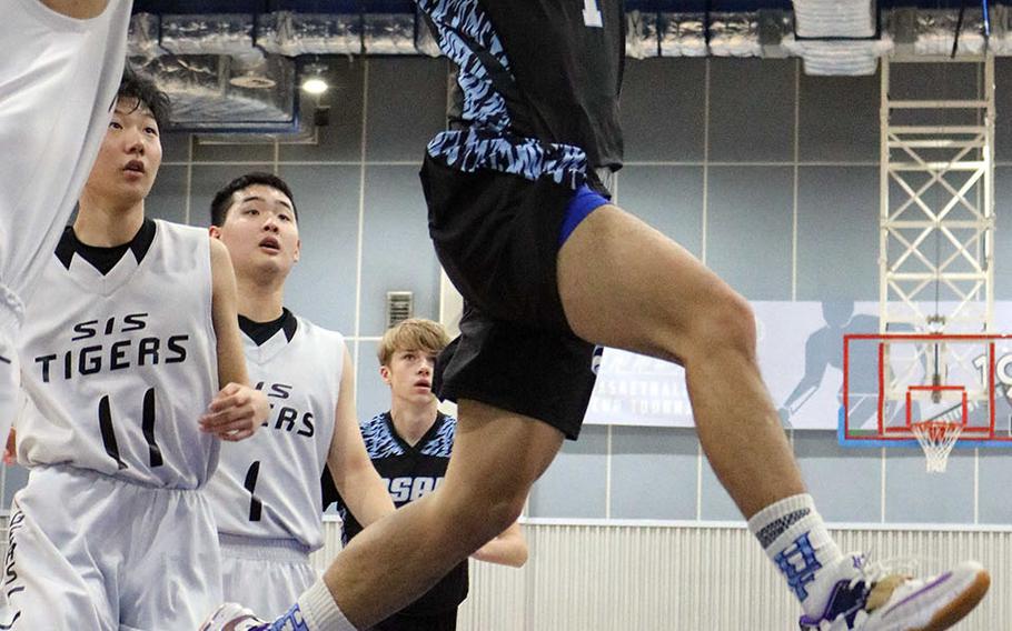 Osan's Leo Legaspi puts up a shot against Seoul International during Friday's Korea Cup Tournament boys basketball game. The Tigers won 59-51.