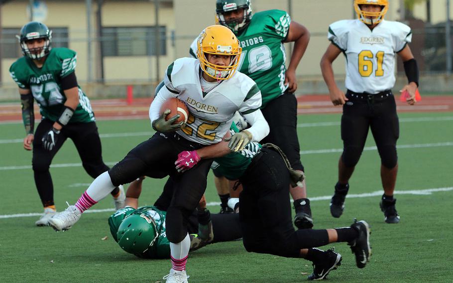 Robert D. Edgren's Doug Tackney tries to elude the tackle of Daegu's William Hamilton.