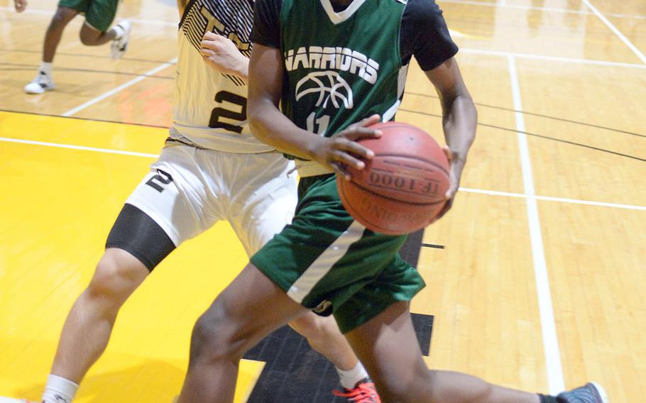 Daegu's Zach Tavuyango drives against Taejon Christian's Lorens Kim during Friday's Korea Blue boys basketball game. The Dragons won 47-26.