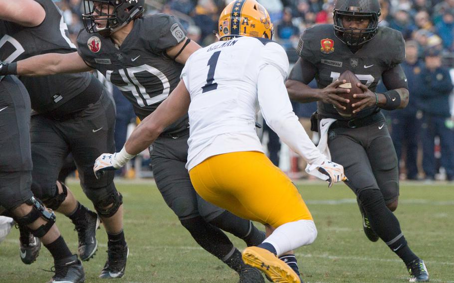 Army quarterback Ahmad Bradshaw passed for 35 yards and scrambled for 51, tacking on a rushing touchdown in his team's 21-17 victory over Navy on Dec. 10, 2016. 