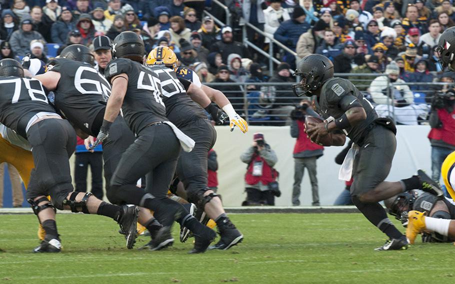 Army quarterback Ahmad Bradshaw follows his blockers during the Black Knights' 21-17 win over Navy, Dec. 10, 2016 at Baltimore.