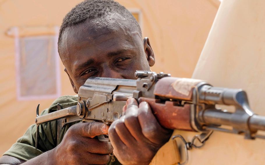 Nigerien soldiers conduct close quarters combat training with U.S. Special Forces advisors during Flintlock 2018 April 13, 2018 in Agadez, Niger. 