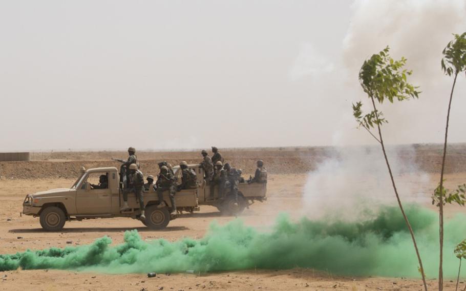 Nigerien soldiers conduct a simulated mounted patrol during exercise Flintlock in Agadez, Niger, April 18, 2018. 