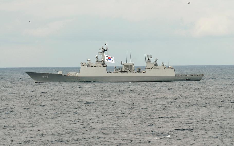 The South Korean navy destroyer ROKS Chungmugong Yi Sun-sin (DDH 975) prepares to pull alongside the U.S. 7th Fleet flagship USS Blue Ridge (LCC 19), not shown, while on patrol.
