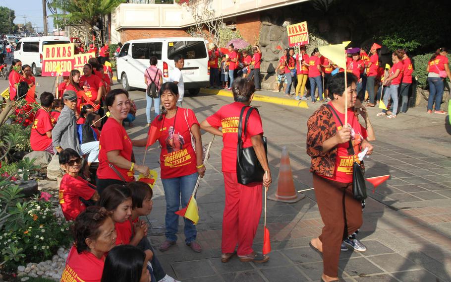 Supporters of Philippine presidential candidate Mar Roxas gather outside a hotel in Puerto Princesa, Philippines, April 16, 2016. Roxas has received the endorsement of President Benigno Aquino III, whose six-year term will soon end.

