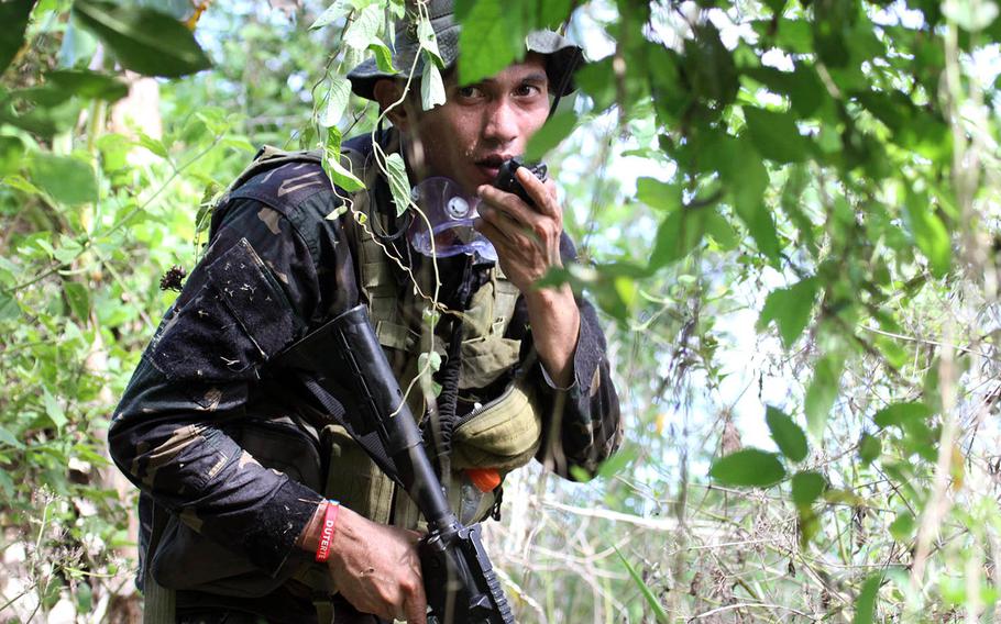 A Philippine soldier trains with U.S. servicemembers during Balikatan drills in San Miguel, Bulacan, Philippines, May 10, 2017. 