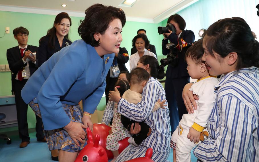 Kim Jung-sook (center), wife of South Korean President Moon Jae-in, and Ri Sol-ju, wife of North Korean leader Kim Jong-un, visit Okryu Children's Hospital in Pyongyang on Sept. 18, 2018.