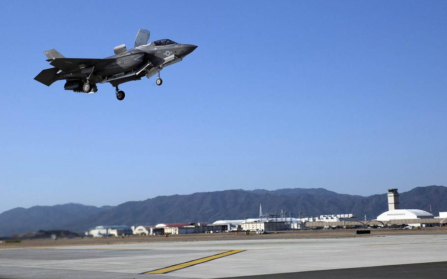A Marine Corps F-35B Lightning II with Marine Fighter Attack Squadron 121 lands vertically at Marine Corps Air Station Iwakuni, Japan, Feb. 3, 2017. 
