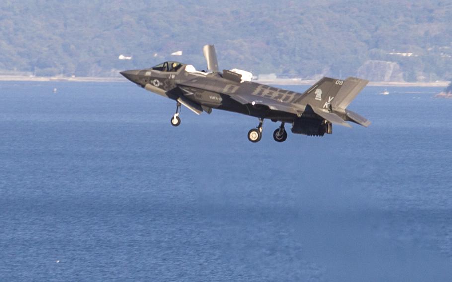 A Marine Corps F-35B Lightning II with Marine Fighter Attack Squadron 121 lands vertically at Marine Corps Air Station Iwakuni, Japan, Nov. 15, 2017.
