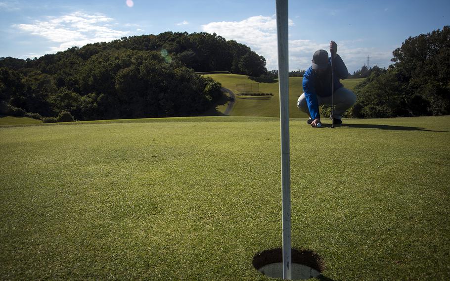Tama Hills pro Patrik Bowman lines up a put on the 18-hole course in Tokyo, Dec. 19, 2019.