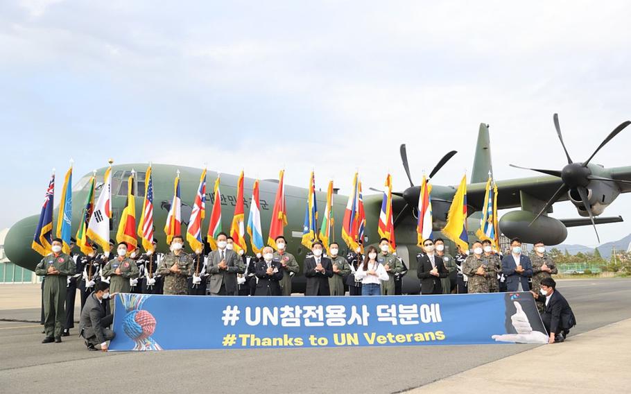 South Korean officials held a ceremony at Gimhae Air Base on Friday to celebrate plans to send 500,000 face masks to the United States to be provided to American veterans of the Korean War. The flight was delayed until Sunday night due to weather.
