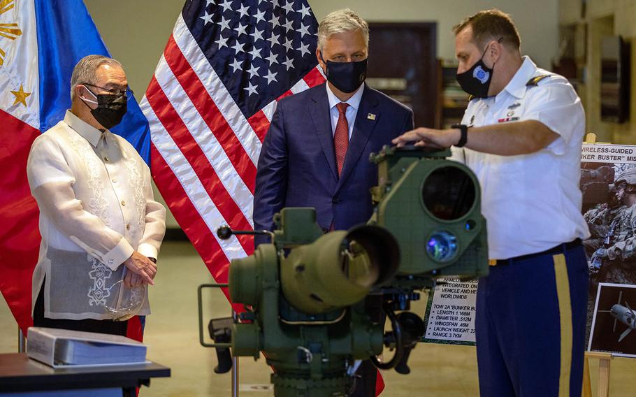 National security adviser Robert O'Brien, center, checks out a TOW-2A missile system in Manila, Monday, Nov. 23, 2020. 