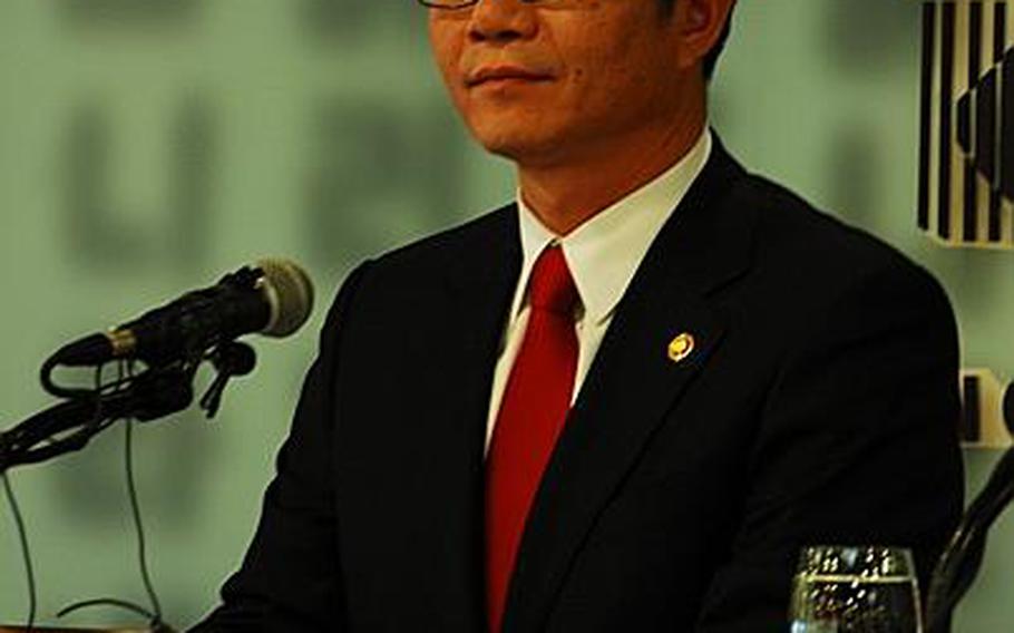 Ryoo Kihl-jae, South Korea's unification minister, speaks to foreign reporters in Seoul on April 5, 2013. Ryoo said the security situation on the peninsula remains "daunting," but South Korean workers at Kaesong Industrial Complex are not in danger, despite the North's refusal this week to allow workers to enter the complex.