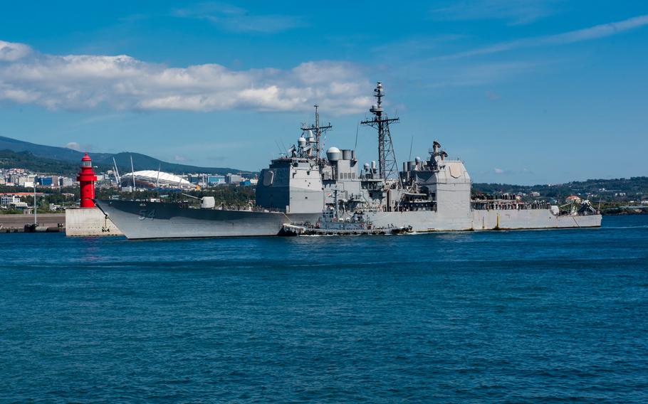 The Ticonderoga-class guided-missile cruiser USS Antietam pulls in to port at the Republic of Korea Navy base in Jeju on Oct. 12, 2018.