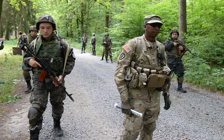 U.S. Army Staff Sgt. Gregory Simmons, center, supervises Ukrainian national guardsmen on  a simulated patrol July 9, 2015, at a training facility in Yavoriv, Ukraine. Starting in November, training is to expand to include regular Ukrainian army troops. 

