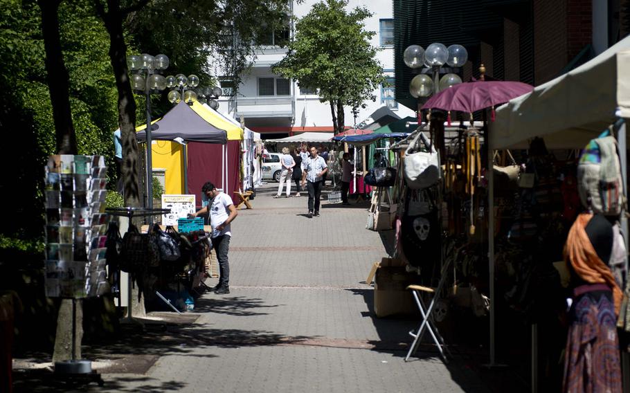 Vendors prepare for an estimated 200,000 visitors during the annual Lautrer Altstadtfest in Kaiserslautern, Germany, on Friday, June 30, 2017. The festival ends on Sunday.