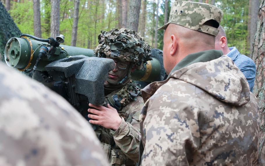 A delegation of senior Ukrainian military officials observes a U.S. Army unit training at the combat training center at Hohenfels Training Area, Germany on May 9, 2017. A soldier demonstrates how to use the Javelin anti-tank missile system.
Under the mentorship of Joint Multinational Training Group-Ukraine, currently led by the U.S. Army’s 45th Infantry Brigade Combat Team, the Ukrainian military is working towards establishing a NATO interoperable Combat Training Center by 2020. (Photo by 1st Lt. Kayla Christopher, 45th Infantry Brigade Combat Team)
