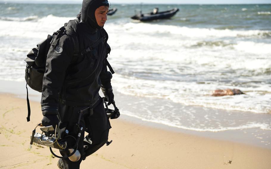 An explosive ordnance disposal technician assigned to Explosive Ordnance Disposal Mobile Unit 8 prepares to enter the water in Putlos, Germany, on Friday, Sept.13, 2019, during a simulated maritime improvised explosive device drill during exercise Northern Coasts.