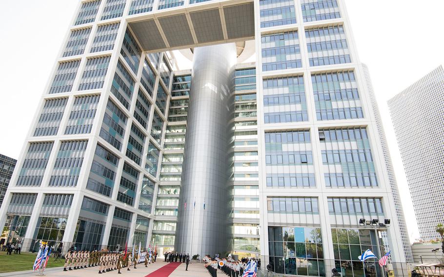 An honor cordon stands in place to welcome U.S. Defense Secretary Jim Mattis to the Israeli Ministry of Defense in Tel Aviv on Friday, April, 21, 2017. 