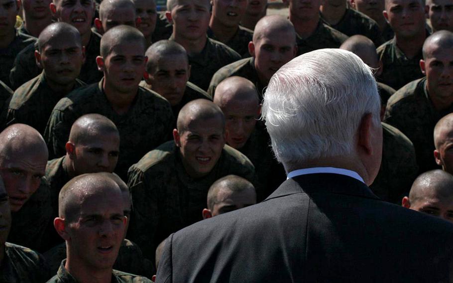 Defense Secretary Robert Gates amongst a group of Marine recruits