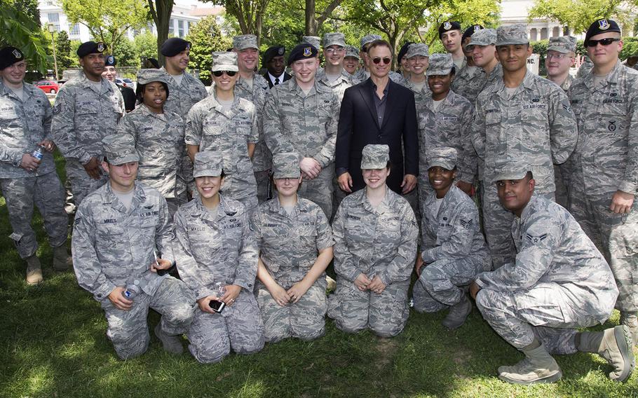 Servicemembers pose for a photo with actor Gary Sinise before the National Memorial Day Parade in Washington, D.C., May 26, 2014.