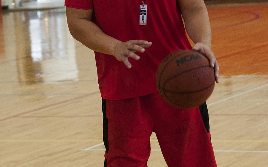 Double amputee Marine veteran Matt Grashen takes to the court with his prosthetic legs Thursday, June 18, 2015, after a wheelchair basketball practice session at Marine Corps Base, Quantico, Va. Grashen is a member of Team Marine Corps competing in the Warrior Games to run June 19-28 at the base.