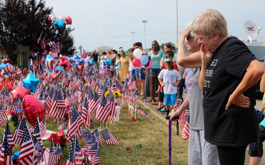 Members of the Chattanooga community gathered at the Naval Operational Support Center and Marine Corps Reserve Center in Chattanooga, Tenn., on July 19, 2015, to honor the fallen marines and sailor, who were killed during an attack by a gunman. 