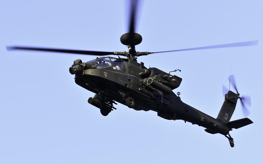 An AH-64E Apache helicopter flies overhead at Fort Campbell, Ky., on Aug. 9, 2017.