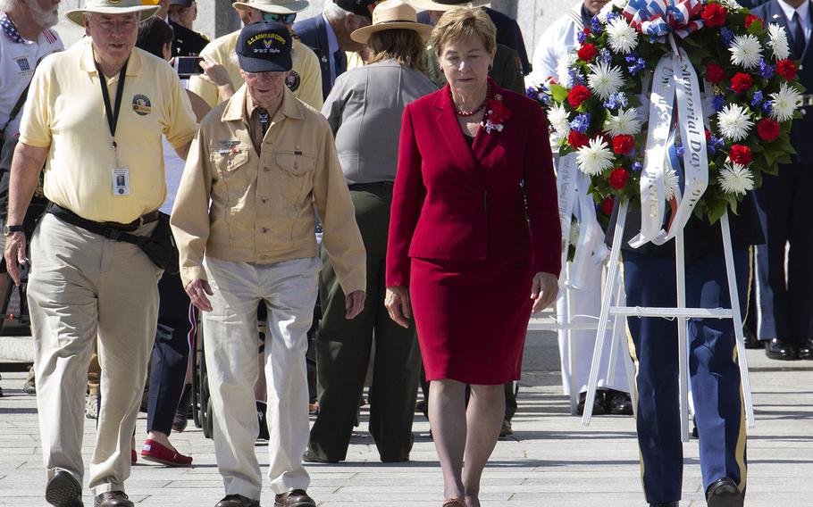 World War II veteran Peter Naylor, second from left, and keynote speaker Rep. Marcy Kaptur, D-Ohio, prepare to place a wreath during a Memorial Day ceremony at the National World War II Memorial in Washington , May 27, 2019.