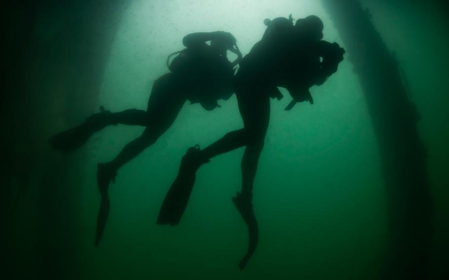 U.S. service members assigned to Naval Special Warfare Group 2 conducts military dive operations off the East Coast of the United States in the Atlantic Ocean, May 29, 2019. 