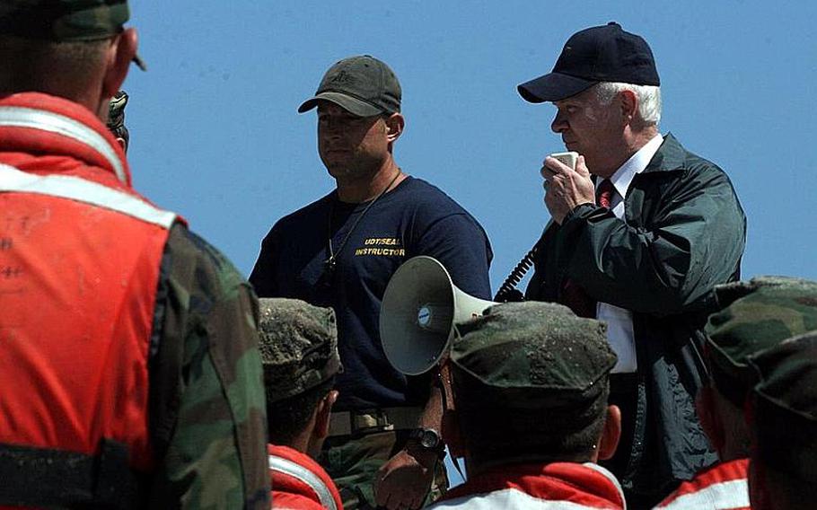 Defense Secretary Robert Gates talks to Navy SEAL candidates